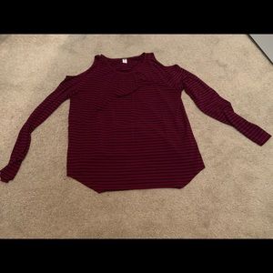 Cold shoulder shirt with long sleeves.